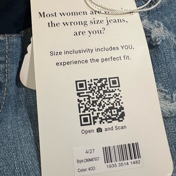 Leora 1822 Denim Rolled Cuff Distressed Maternity Denim Shorts Medium Wash - Picture 11 of 14